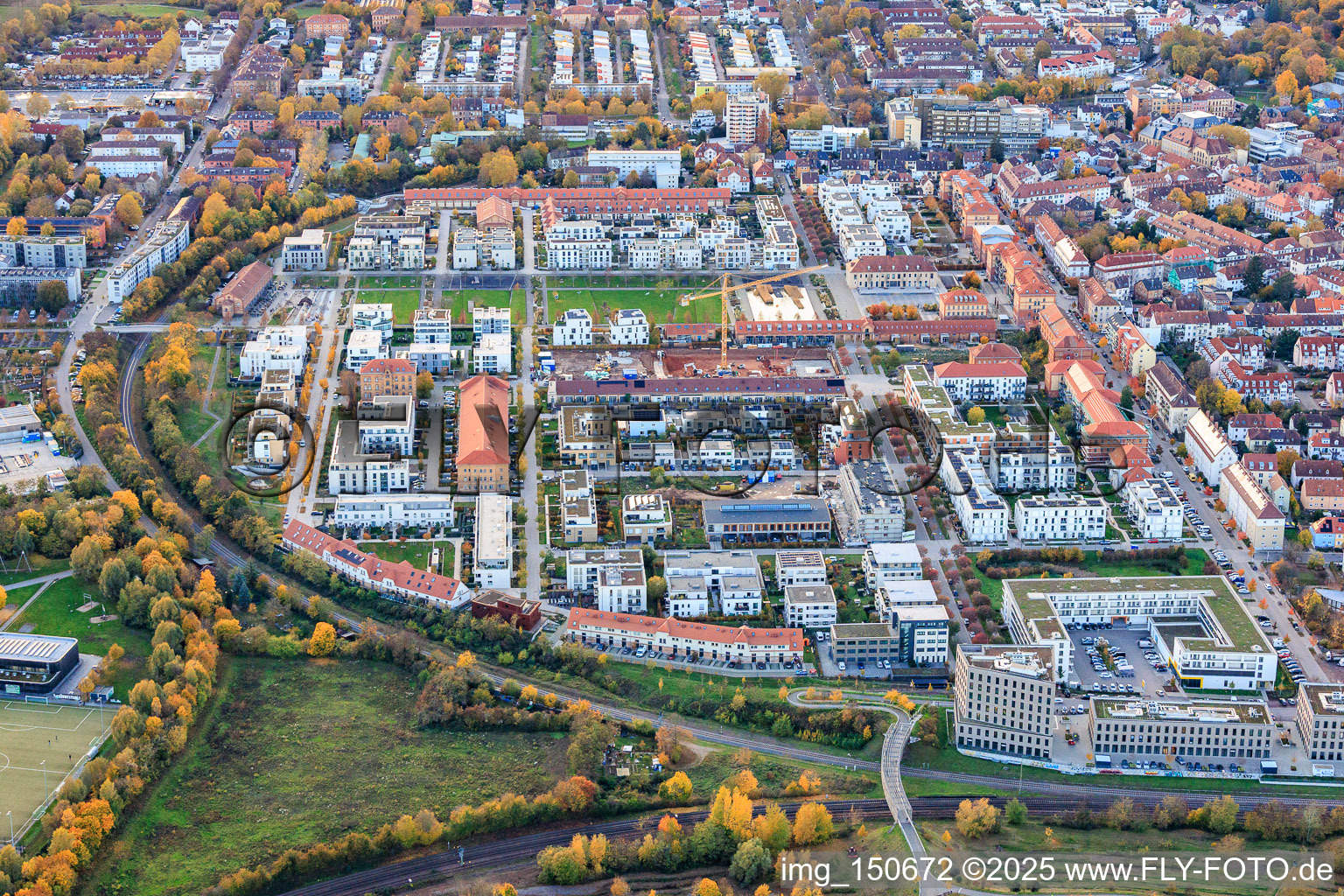 Vue aérienne de Zone résidentielle et commerciale en forme de fer à cheval, délimitée par la voie ferrée entre Hans-Stempel-Straße et Fritz-Siegel-Straße (ancien parc des expositions horticoles de l'État). à Landau in der Pfalz dans le département Rhénanie-Palatinat, Allemagne