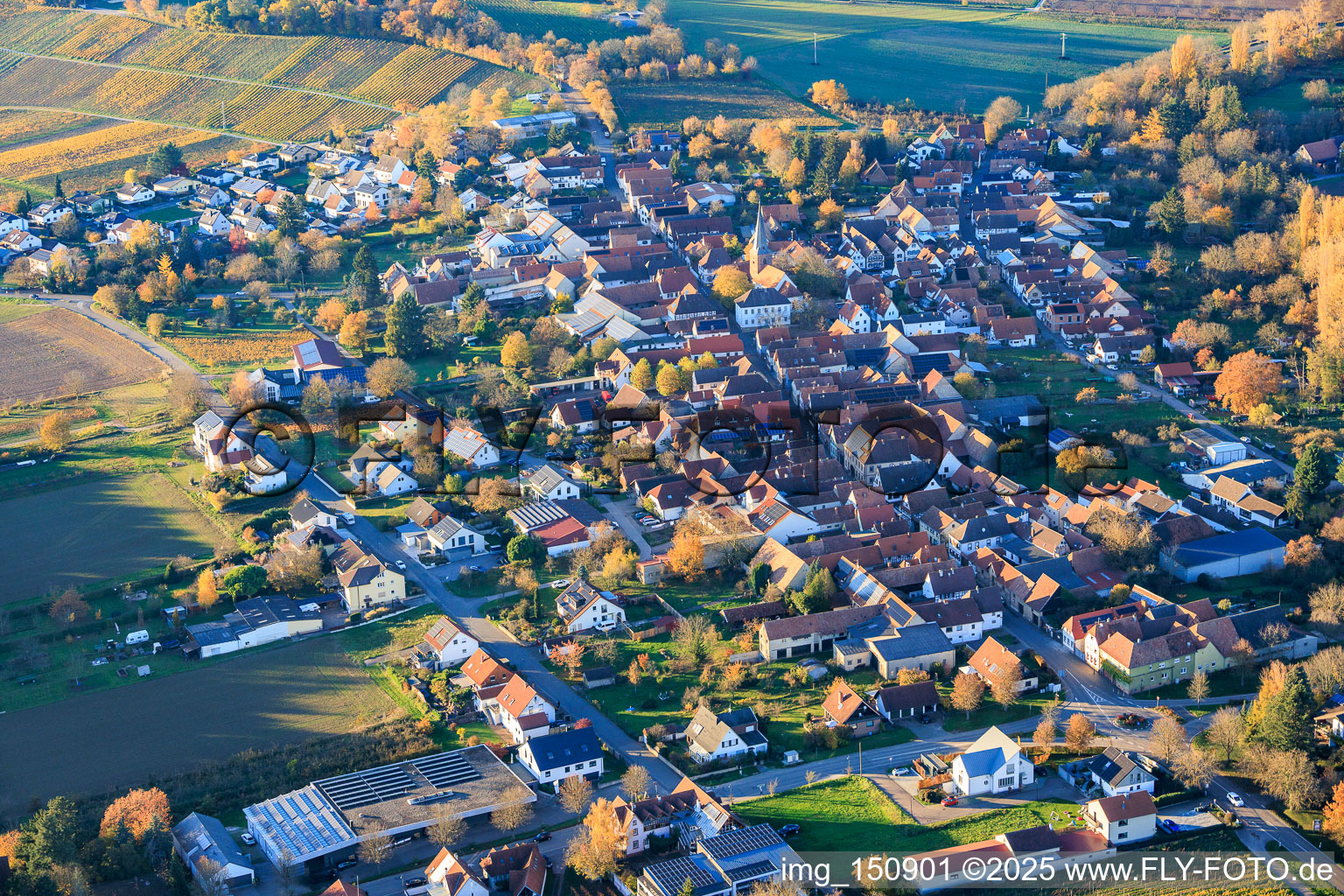 Vue aérienne de Du sud-est à le quartier Heuchelheim in Heuchelheim-Klingen dans le département Rhénanie-Palatinat, Allemagne