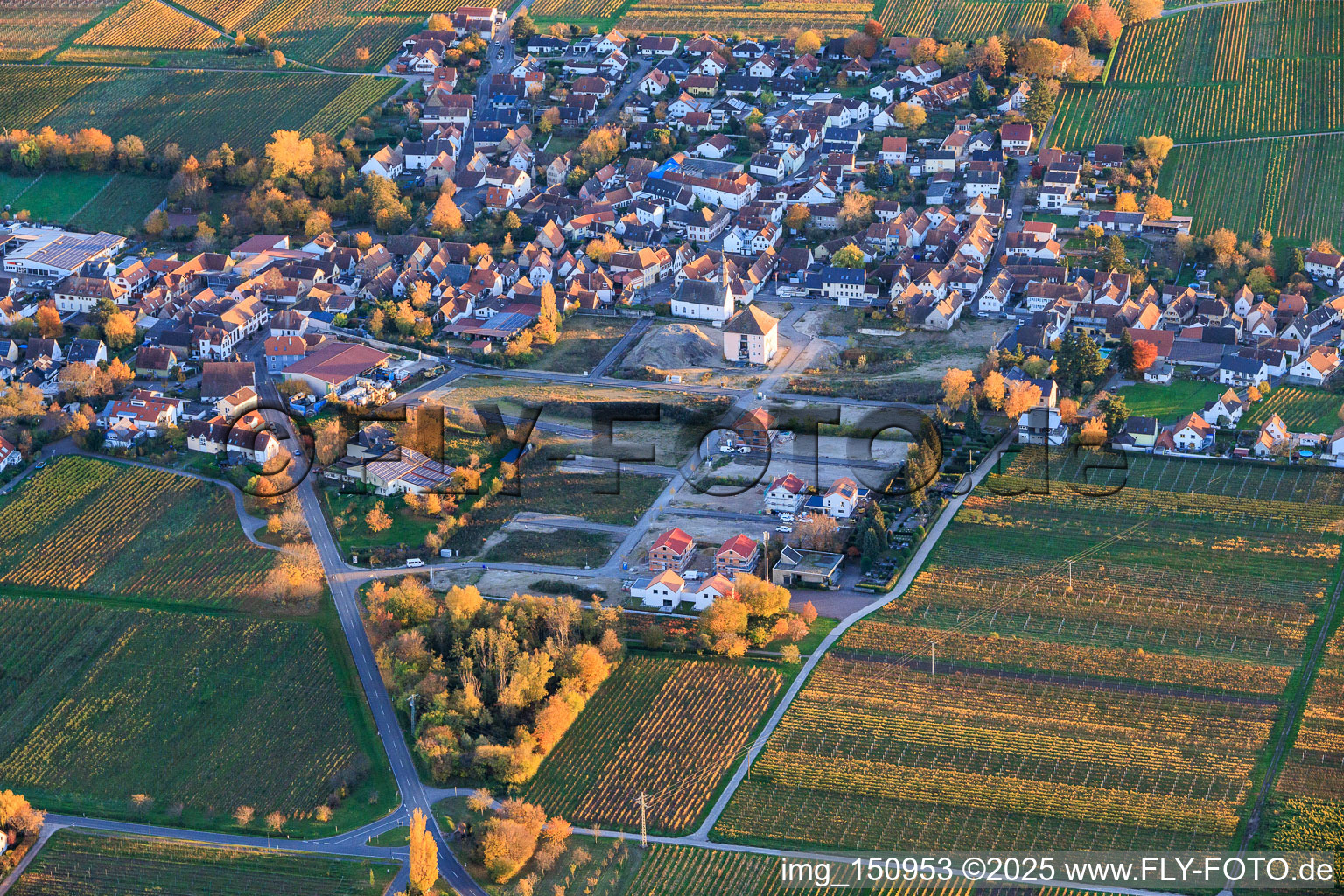Vue aérienne de Nouvelle zone de développement Dorflegben sur l'ancien site des caves à vin mousseux à Böchingen dans le département Rhénanie-Palatinat, Allemagne
