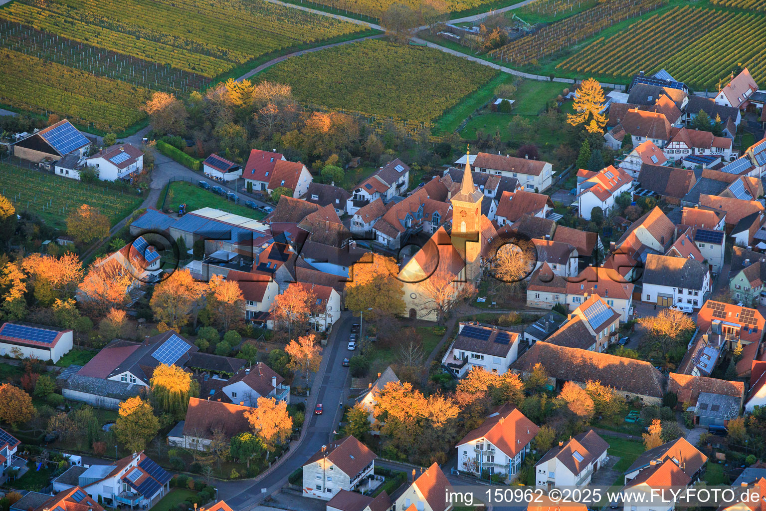 Vue aérienne de L'église Saint-Jean sous la lumière du soir à le quartier Nußdorf in Landau in der Pfalz dans le département Rhénanie-Palatinat, Allemagne