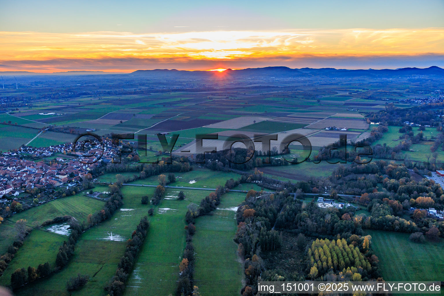 Vue aérienne de Prairies de la vallée de Rohrbach au coucher du soleil à Steinweiler dans le département Rhénanie-Palatinat, Allemagne