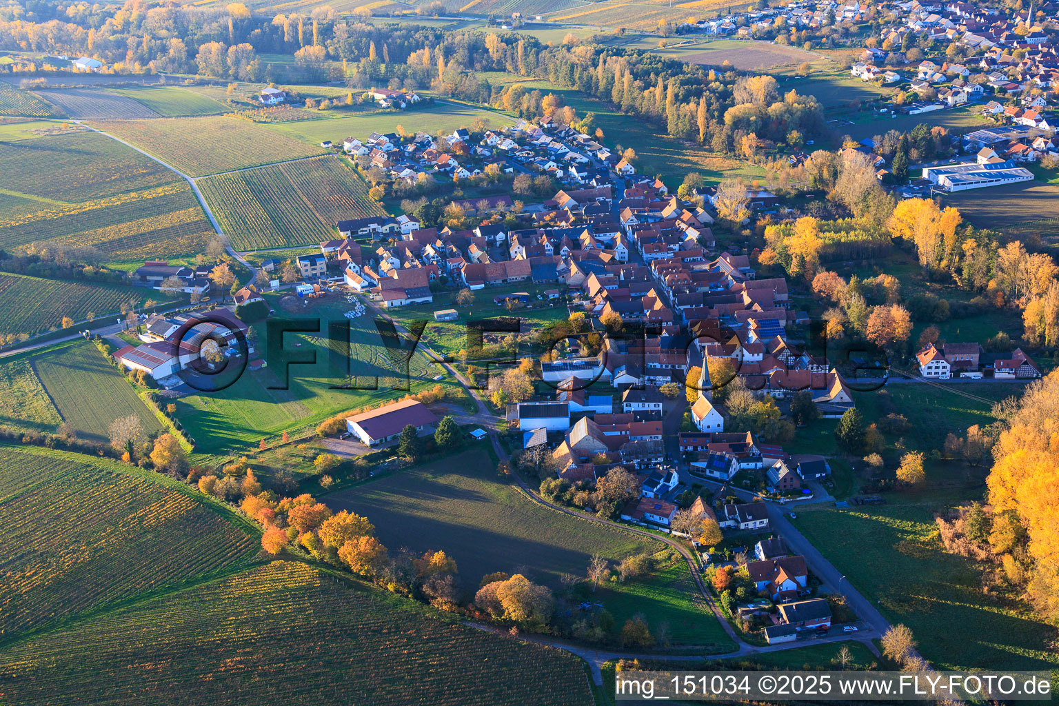 Vue aérienne de Rue Klingbach à le quartier Klingen in Heuchelheim-Klingen dans le département Rhénanie-Palatinat, Allemagne