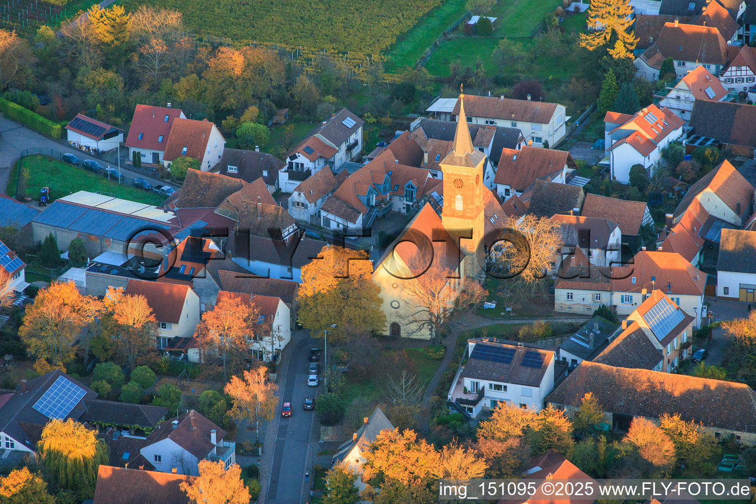 Vue aérienne de L'église Saint-Jean sous la lumière du soir à le quartier Nußdorf in Landau in der Pfalz dans le département Rhénanie-Palatinat, Allemagne