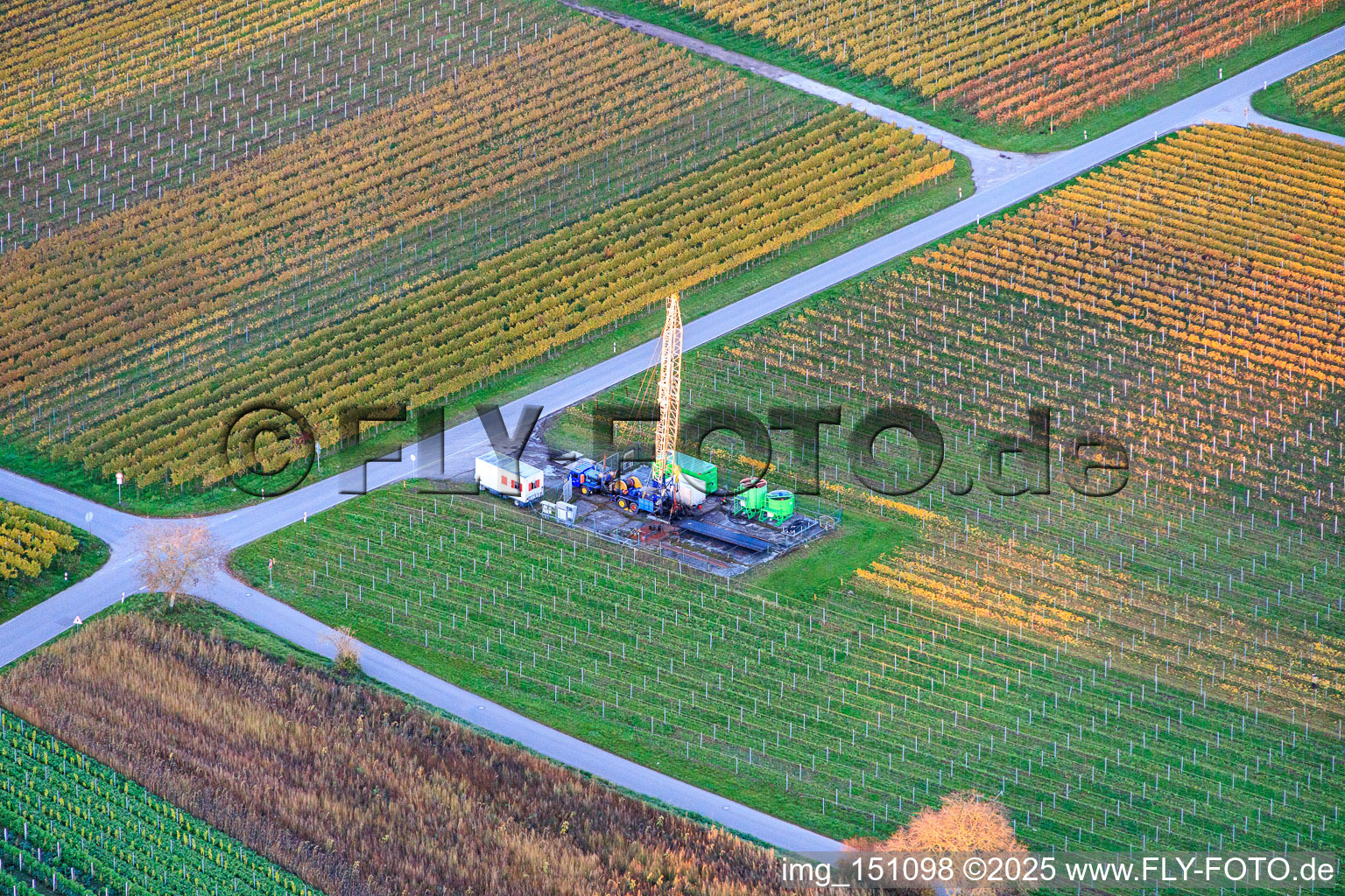 Vue aérienne de Travaux de forage de puits dans le vignoble à le quartier Nußdorf in Landau in der Pfalz dans le département Rhénanie-Palatinat, Allemagne