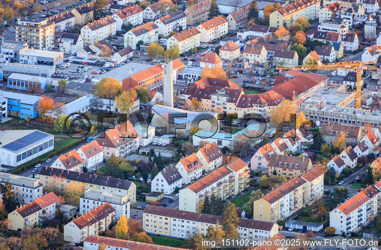 Vue aérienne de Église du Christ-Roi à Landau in der Pfalz dans le département Rhénanie-Palatinat, Allemagne
