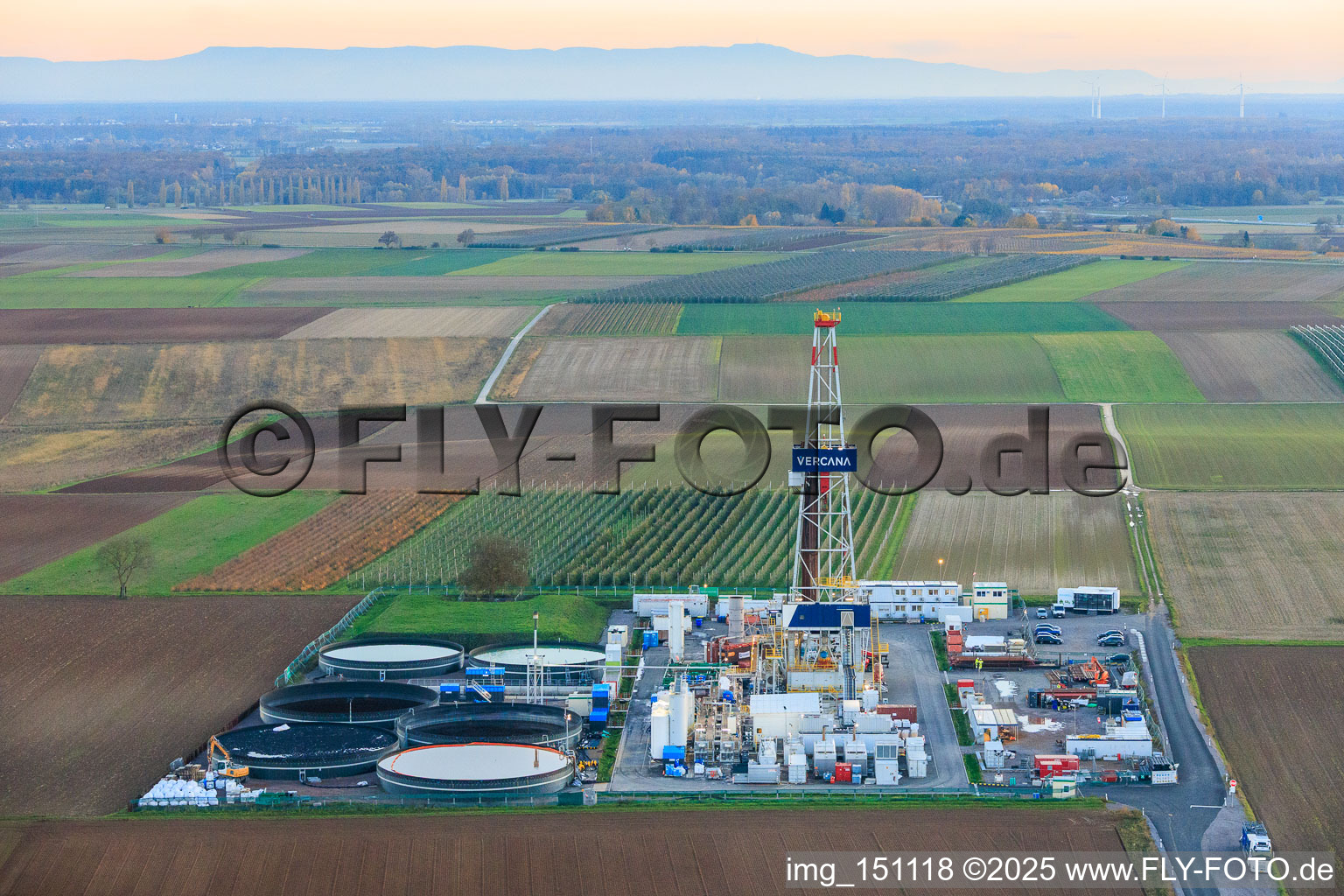 Plateforme de forage du site de forage profond V20 de Vulcan Energy à Schleidberg pour l'extraction d'énergie géothermique et de lithium à Insheim dans le département Rhénanie-Palatinat, Allemagne vu d'un drone