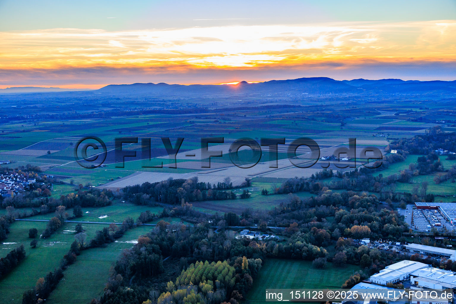 Vue aérienne de Prairies de la vallée de Rohrbach au coucher du soleil à Steinweiler dans le département Rhénanie-Palatinat, Allemagne