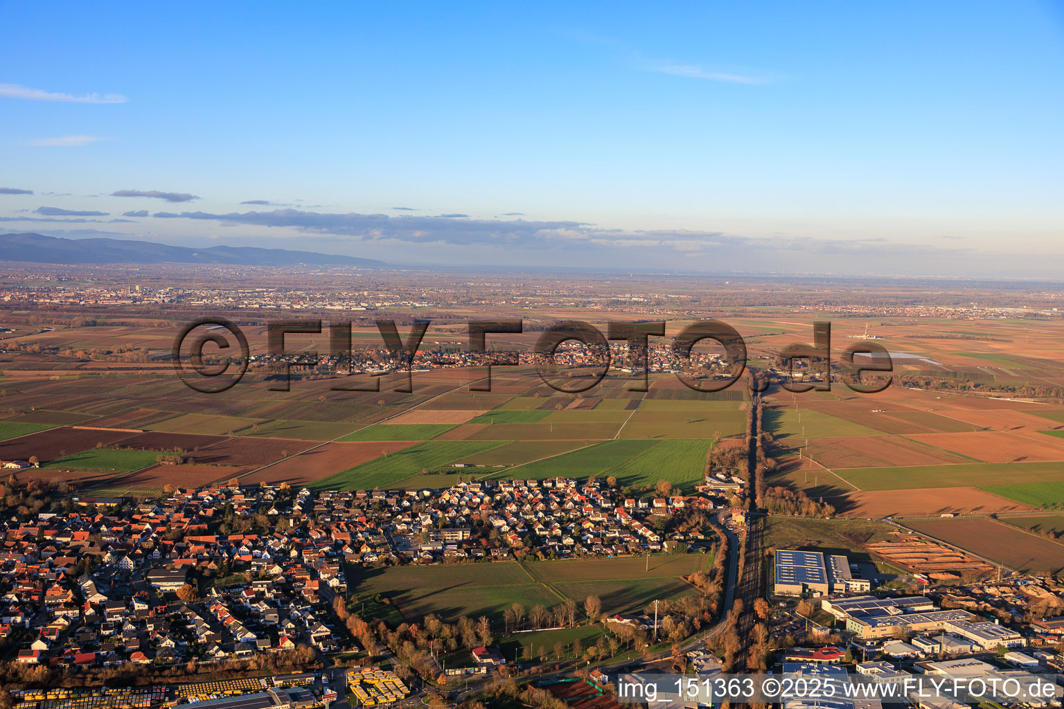 Vue aérienne de Ligne de chemin de fer vers Landau à Rohrbach dans le département Rhénanie-Palatinat, Allemagne