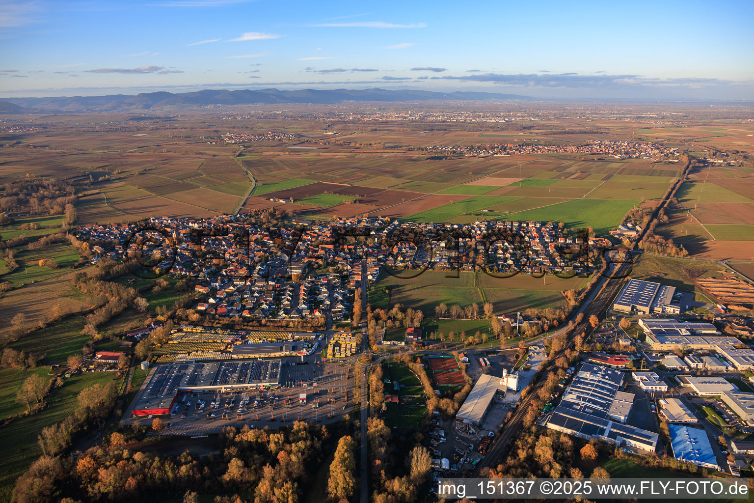 Vue aérienne de Vue de la ville depuis le sud avec la ligne de chemin de fer vers Landau à Rohrbach dans le département Rhénanie-Palatinat, Allemagne