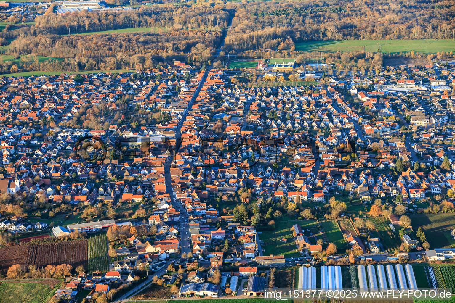 Vue aérienne de Rue principale depuis le sud à Offenbach an der Queich dans le département Rhénanie-Palatinat, Allemagne