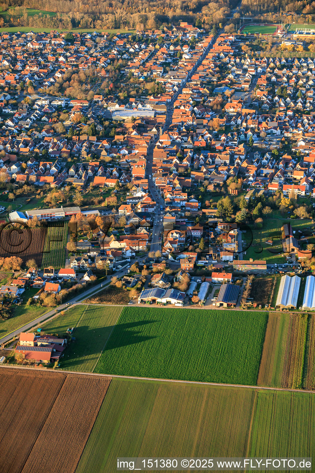 Vue aérienne de Rue principale depuis le sud à Offenbach an der Queich dans le département Rhénanie-Palatinat, Allemagne