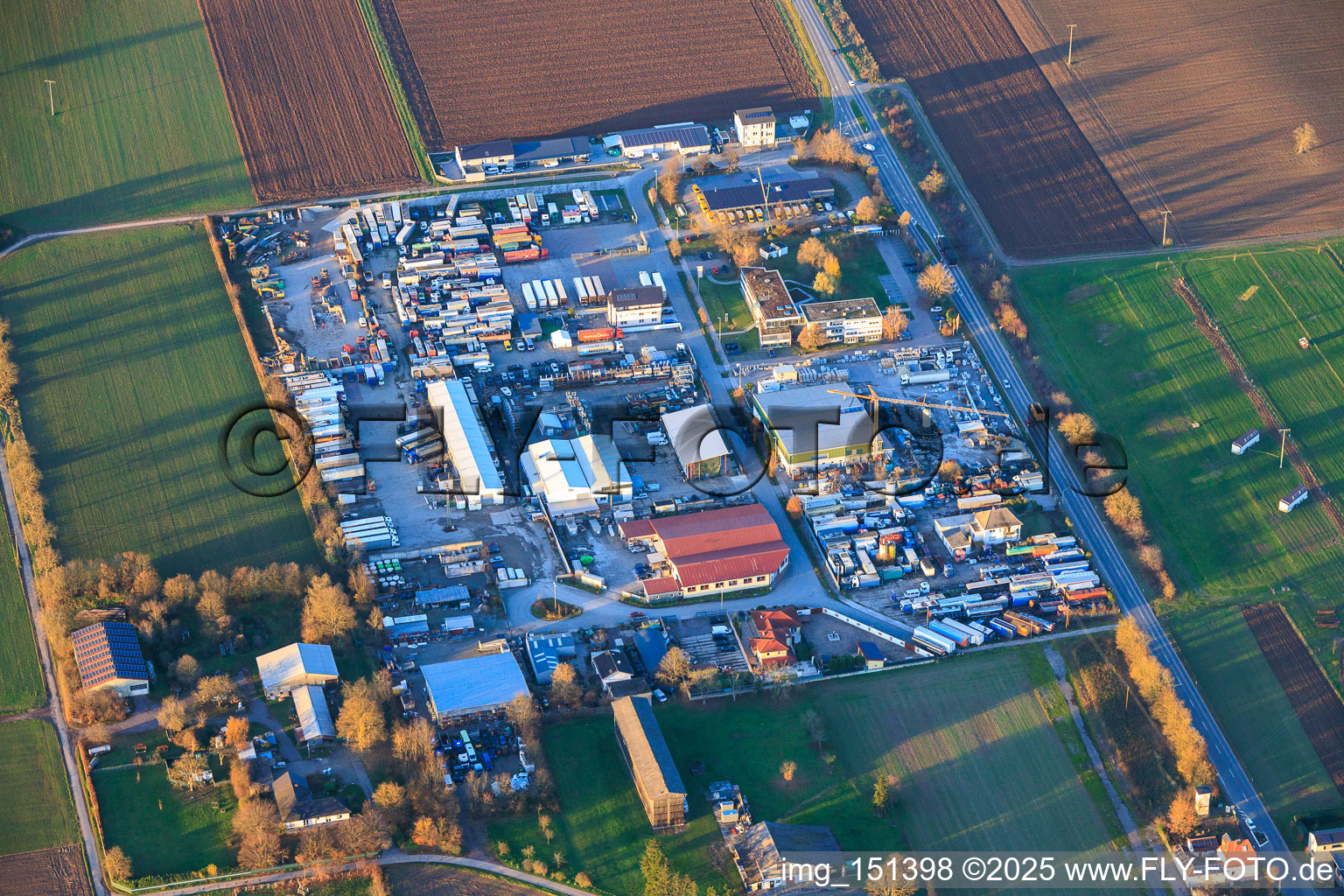 Vue aérienne de Parc industriel Karl-Lösch-Straße avec Lithonplus GmbH à Lingenfeld dans le département Rhénanie-Palatinat, Allemagne