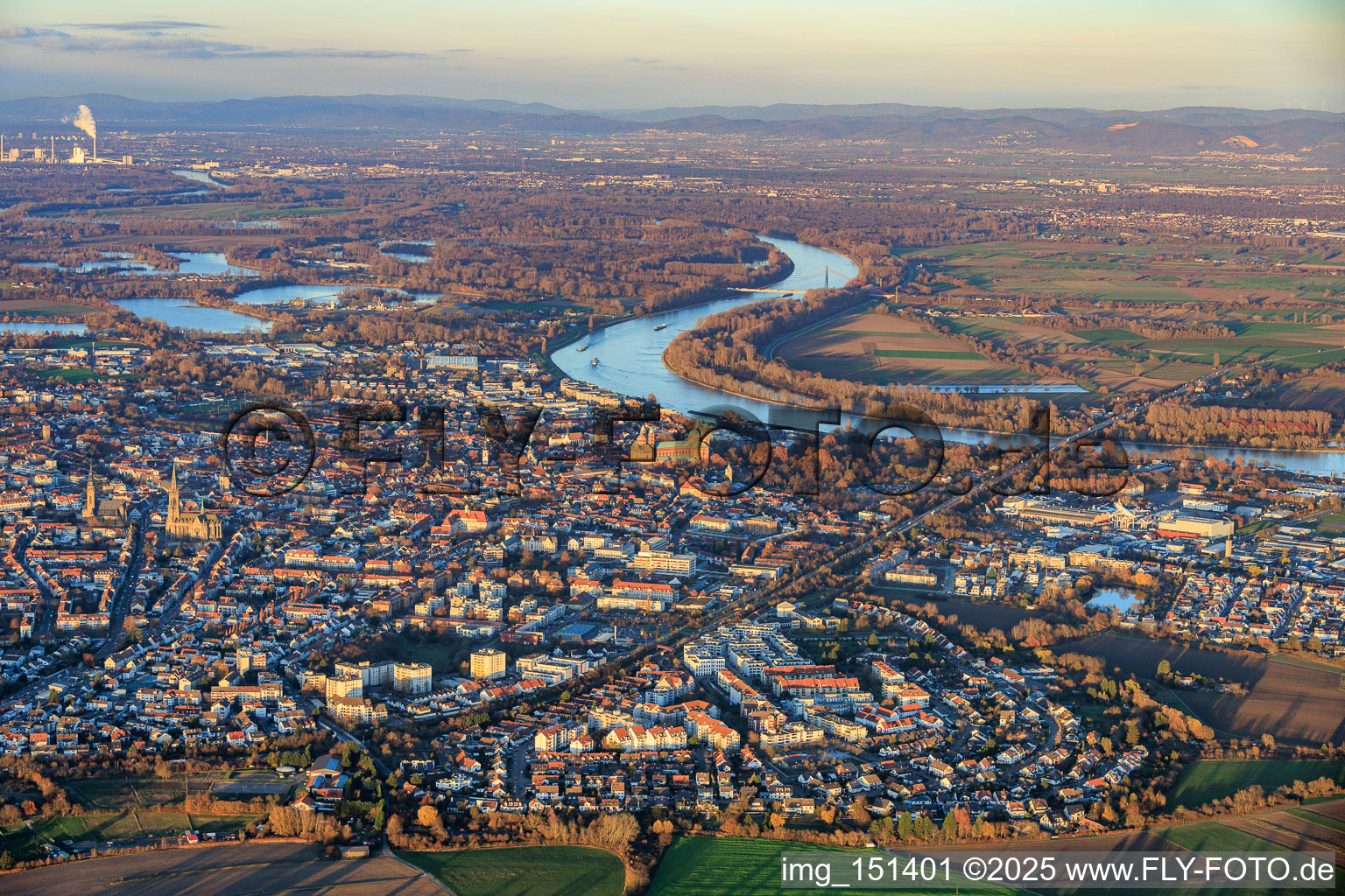 Vue aérienne de Vue de la ville sur le Rhin depuis le sud à le quartier Berghausen in Römerberg dans le département Rhénanie-Palatinat, Allemagne