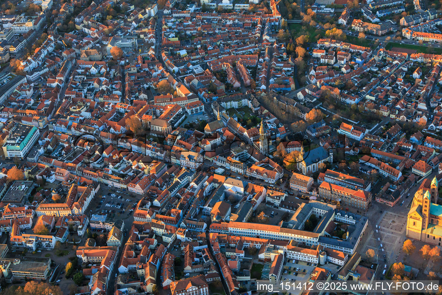 Vue aérienne de La vieille ville de Spire avec la rue Maximilianstrasse en soirée à Speyer dans le département Rhénanie-Palatinat, Allemagne