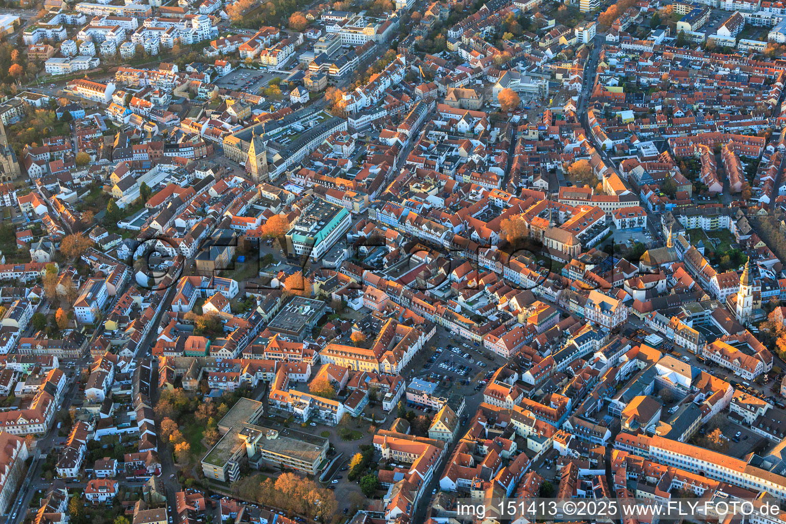 Vue aérienne de La vieille ville de Spire avec Gilgenstraße, Altpörtel et Maximilianstraße le soir à Speyer dans le département Rhénanie-Palatinat, Allemagne