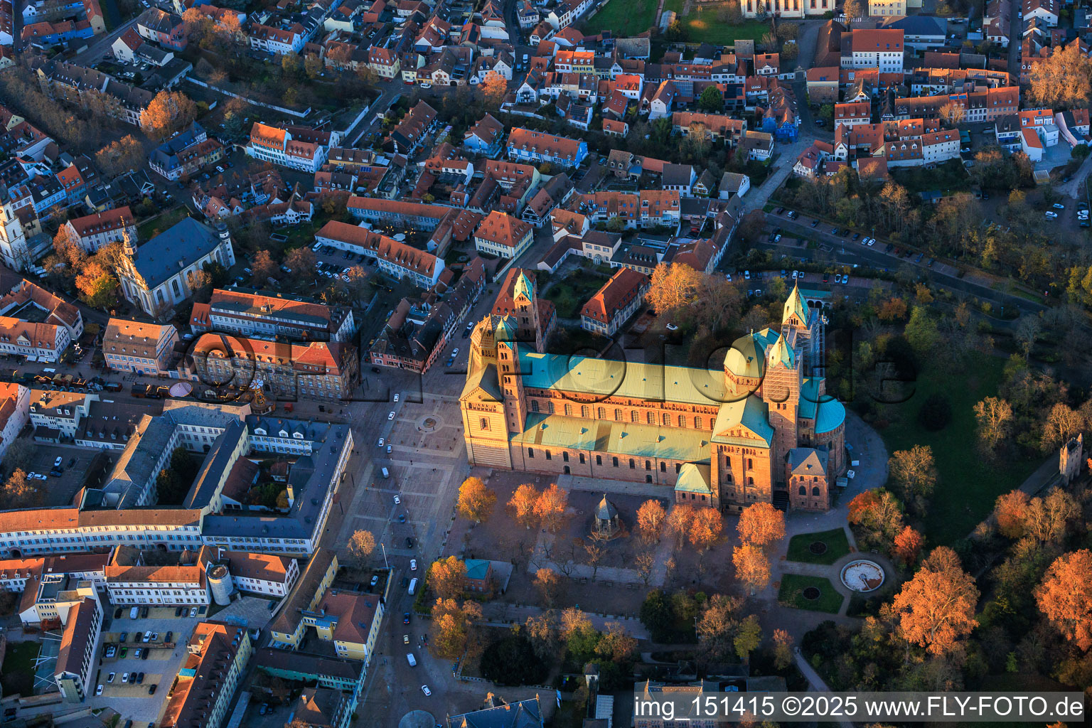 Vue aérienne de Cathédrale à 1 % en automne à la lumière du soir à Speyer dans le département Rhénanie-Palatinat, Allemagne