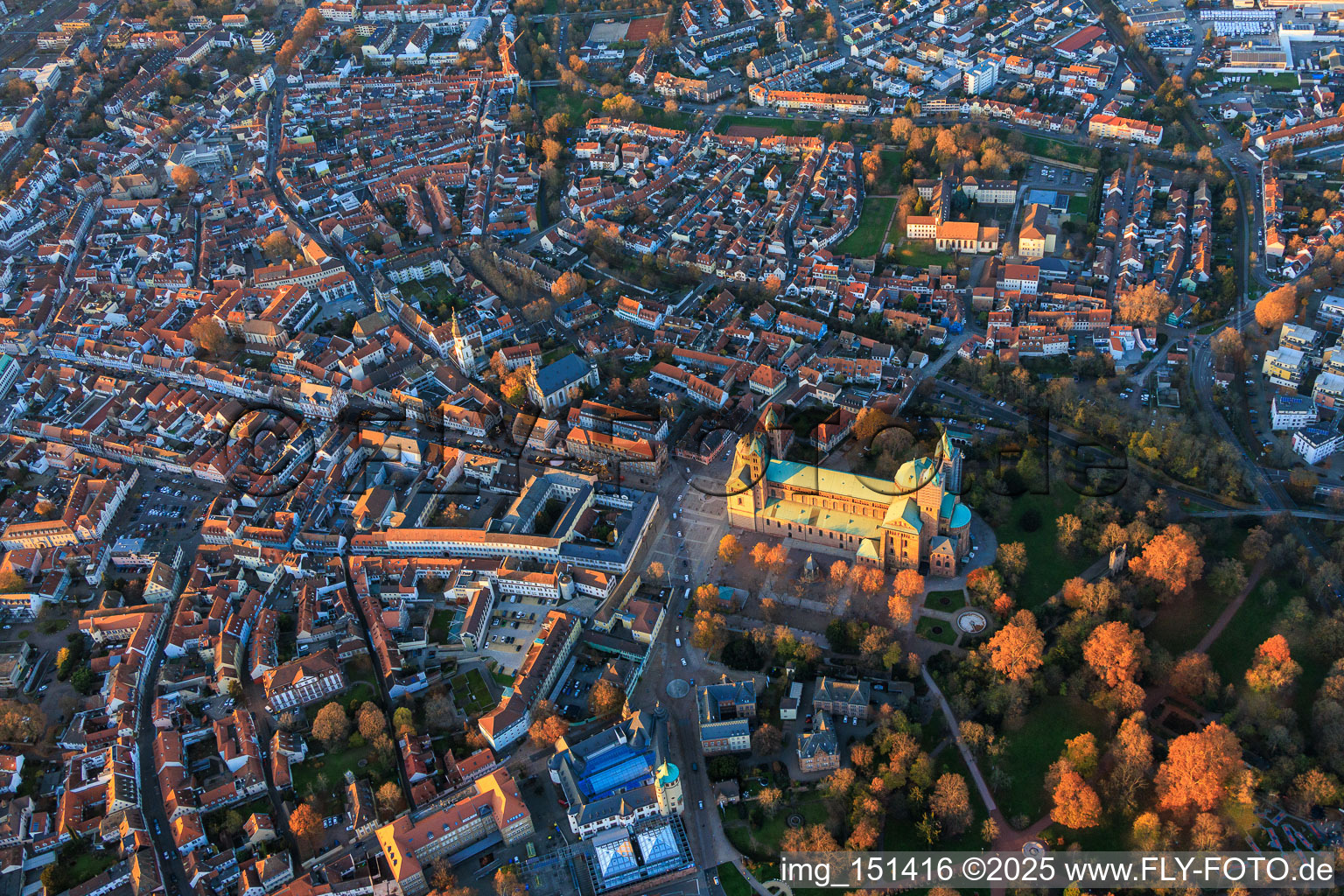 Vue aérienne de La vieille ville de Spire avec la rue Maximilianstrasse en soirée à Speyer dans le département Rhénanie-Palatinat, Allemagne