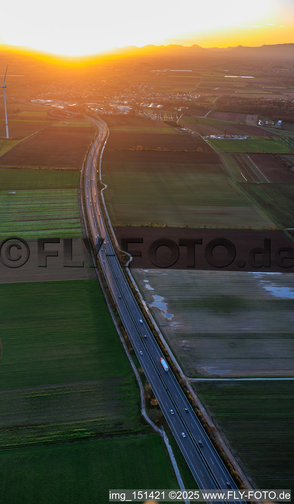 Vue aérienne de Route de la B9 sud-ouest en soirée à Schwegenheim dans le département Rhénanie-Palatinat, Allemagne