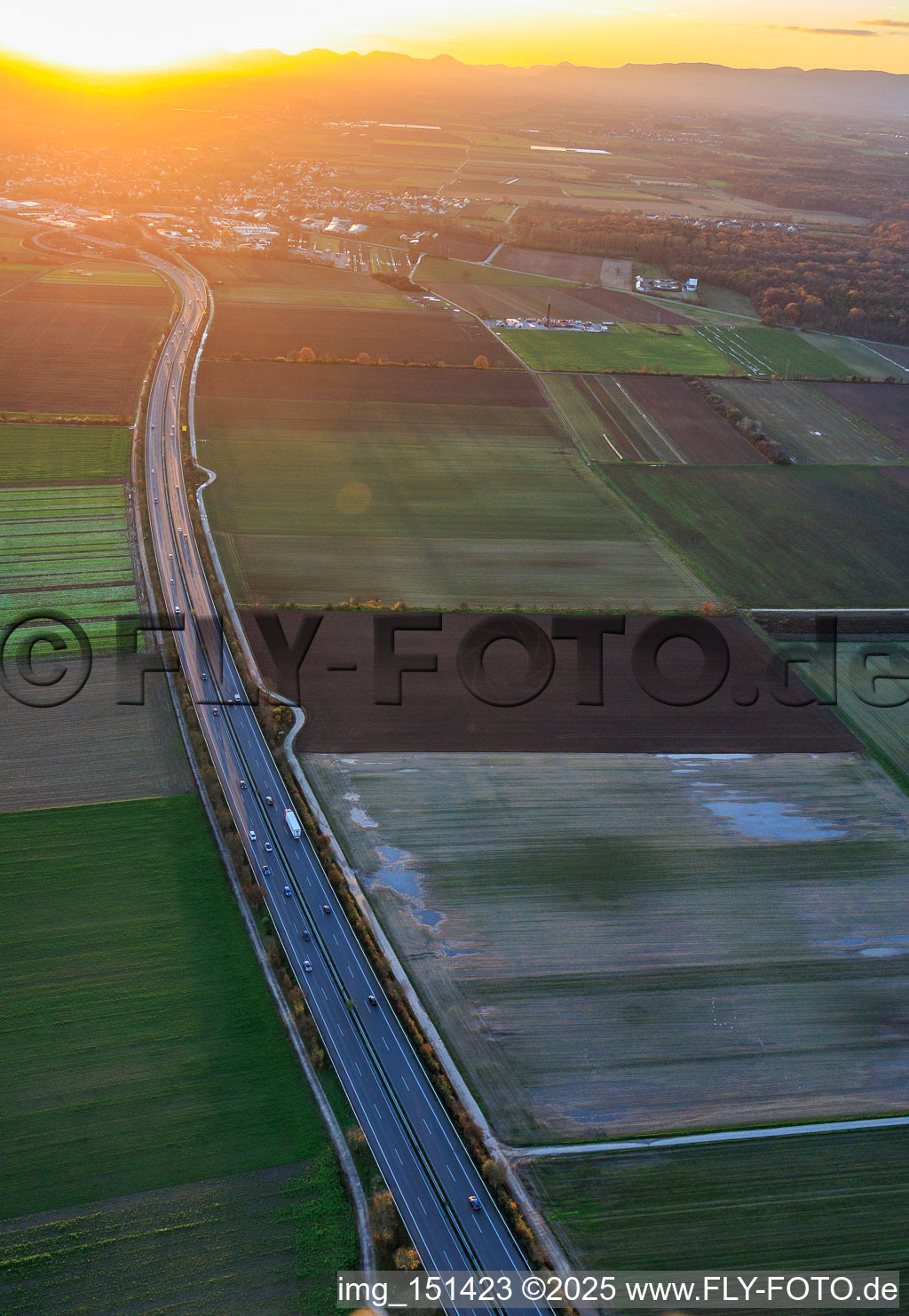Vue aérienne de Route de la B9 sud-ouest en soirée à Schwegenheim dans le département Rhénanie-Palatinat, Allemagne