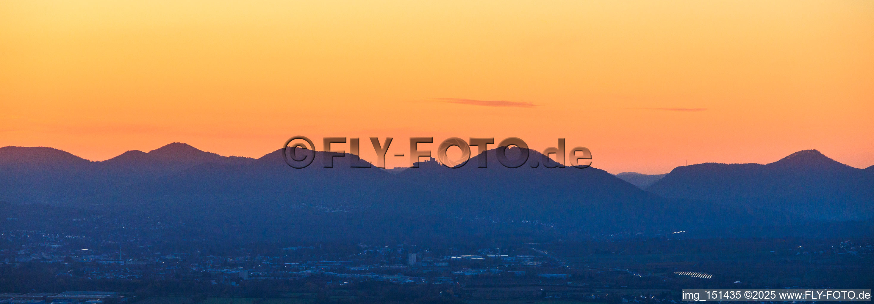 Vue aérienne de Lisière de la forêt du Palatinat avec la silhouette du château de Trifels dans la lumière du soir à le quartier Bindersbach in Annweiler am Trifels dans le département Rhénanie-Palatinat, Allemagne