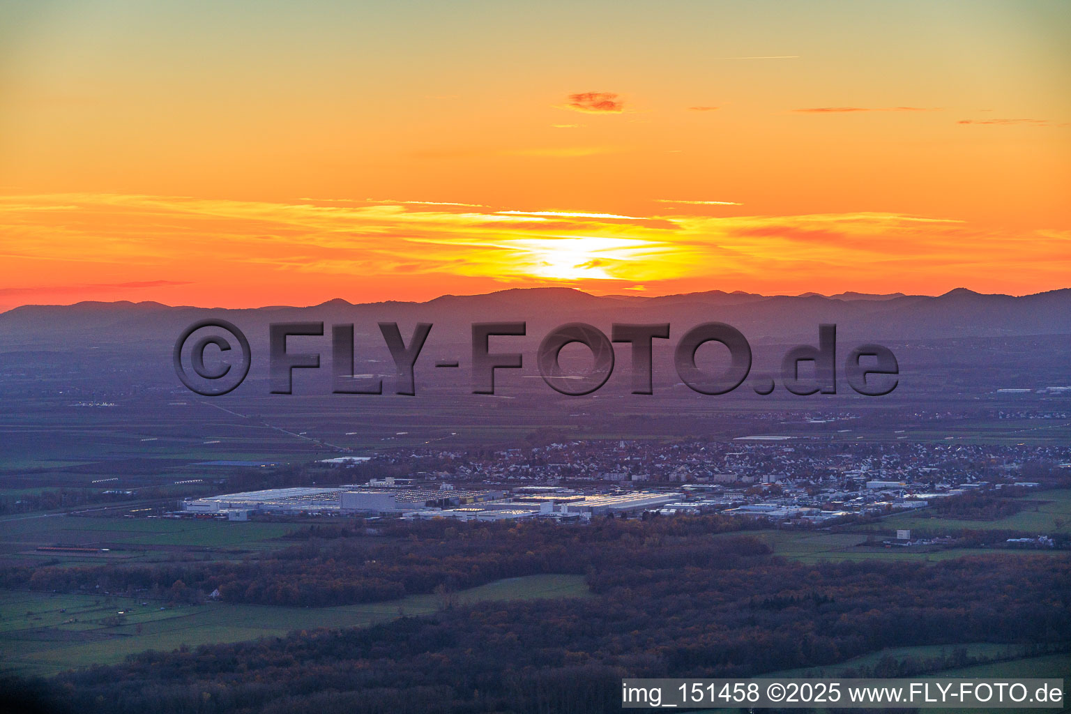 Vue aérienne de Zone industrielle de Landau Est sous la lumière du soir à Landau in der Pfalz dans le département Rhénanie-Palatinat, Allemagne