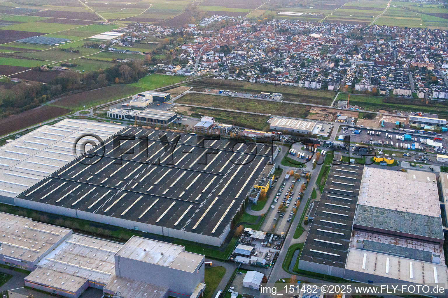Vue aérienne de Zone industrielle Interpark à Offenbach an der Queich dans le département Rhénanie-Palatinat, Allemagne