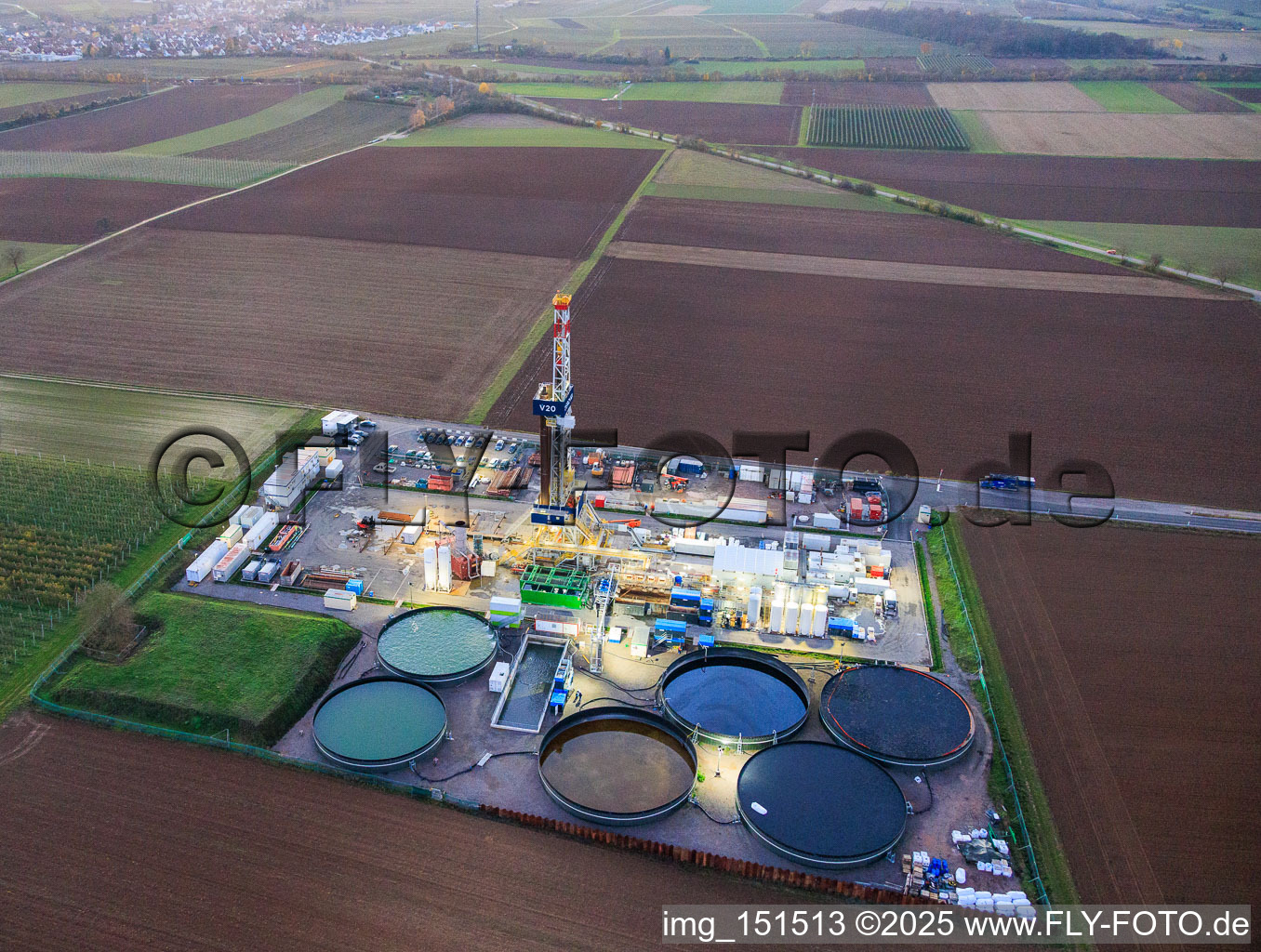 Photographie aérienne de Le site de forage profond V20 de Vulcan Energy à Schleidberg, baigné par la lumière du soir, pour l'extraction d'énergie géothermique et de lithium. à Insheim dans le département Rhénanie-Palatinat, Allemagne