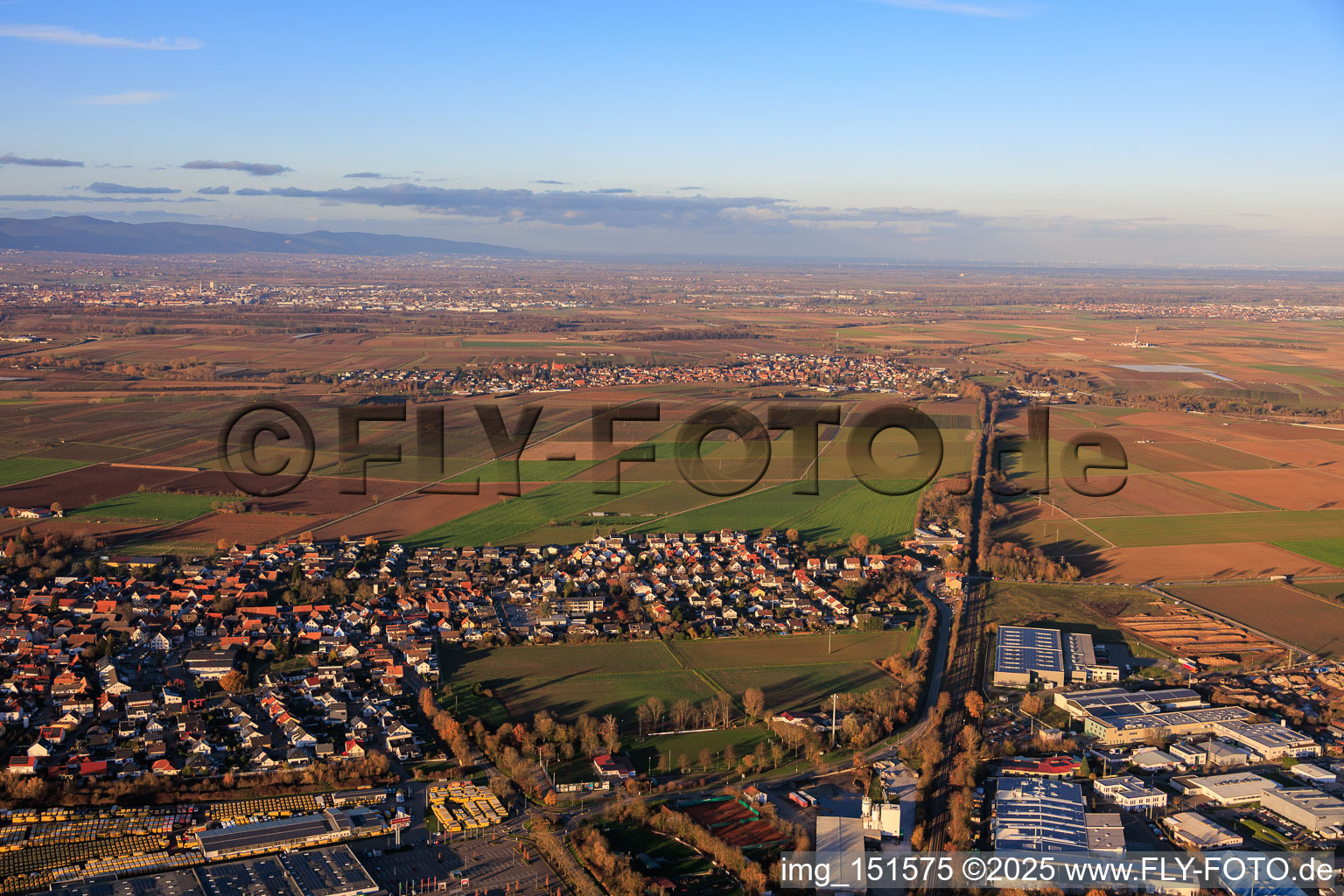 Vue aérienne de Ligne de chemin de fer vers Landau à Rohrbach dans le département Rhénanie-Palatinat, Allemagne