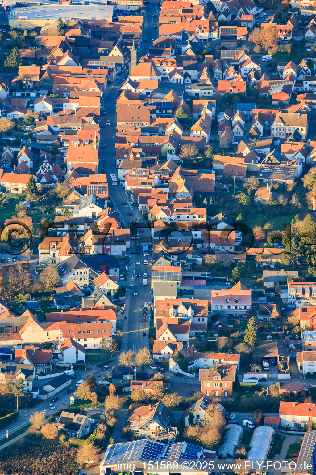 Photographie aérienne de Rue principale depuis le sud à Offenbach an der Queich dans le département Rhénanie-Palatinat, Allemagne