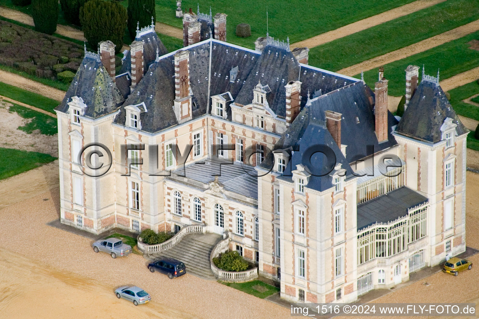 Vue aérienne de Le Château de la Pierre Château à Coudrecieux dans le département Sarthe, France