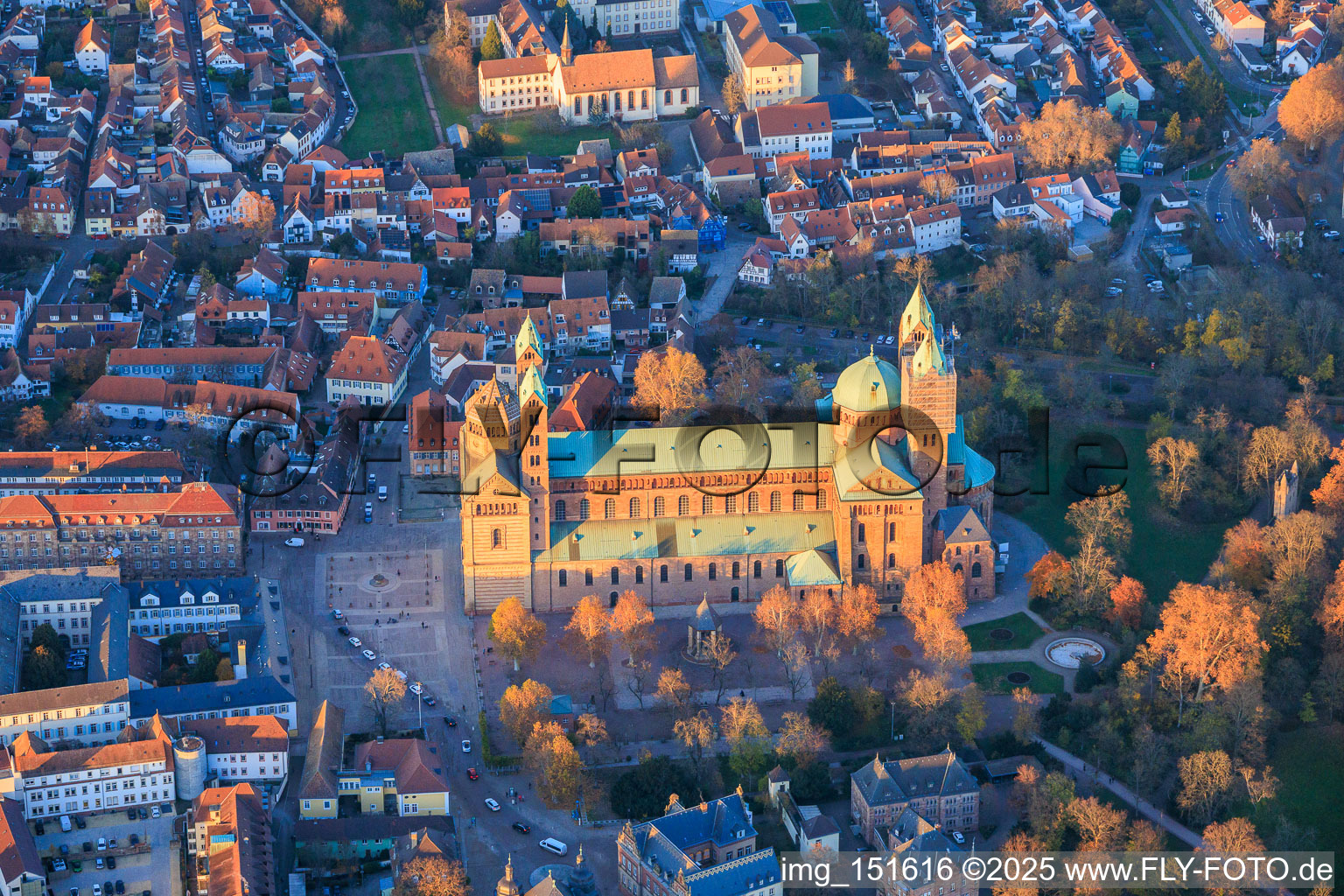 Photographie aérienne de Cathédrale à 1 % en automne à la lumière du soir à Speyer dans le département Rhénanie-Palatinat, Allemagne