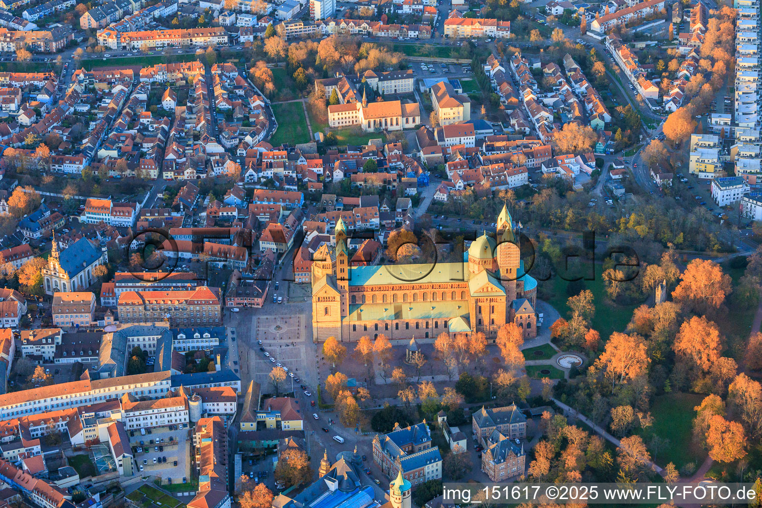 Vue oblique de Cathédrale à 1 % en automne à la lumière du soir à Speyer dans le département Rhénanie-Palatinat, Allemagne