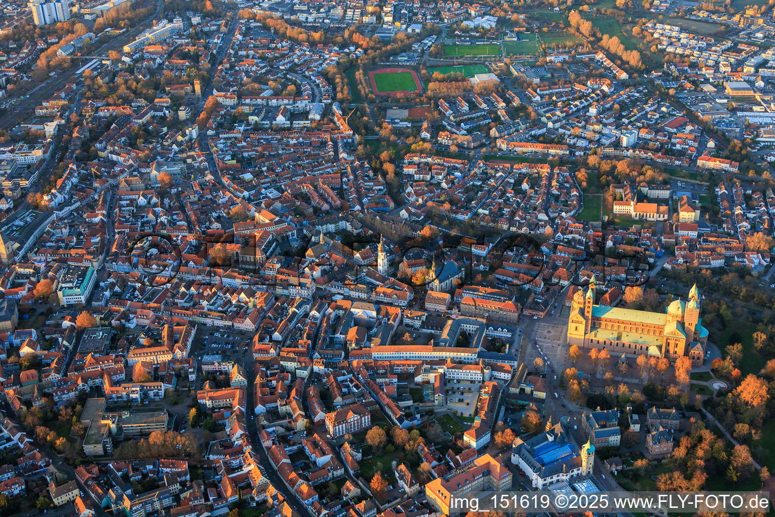 Photographie aérienne de La vieille ville de Spire avec la rue Maximilianstrasse en soirée à Speyer dans le département Rhénanie-Palatinat, Allemagne