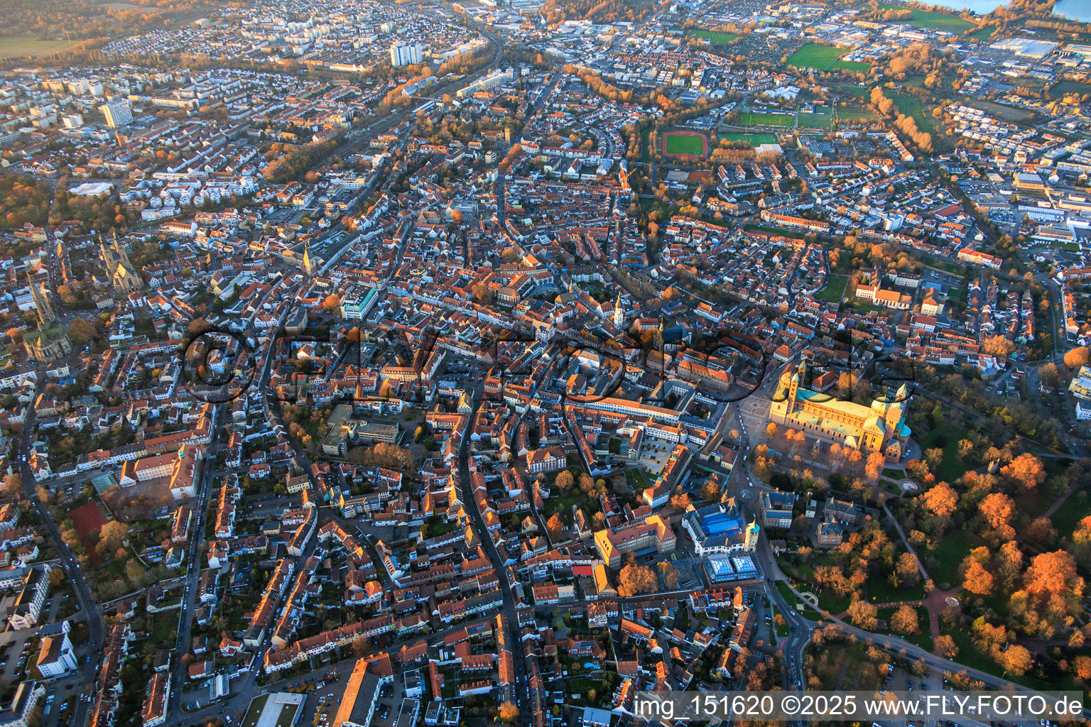 Vue oblique de La vieille ville de Spire avec la rue Maximilianstrasse en soirée à Speyer dans le département Rhénanie-Palatinat, Allemagne