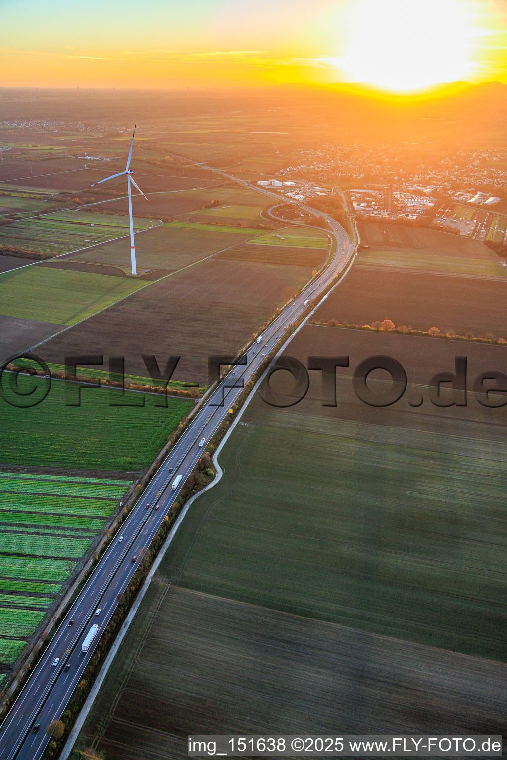 Photographie aérienne de Route de la B9 sud-ouest en soirée à Schwegenheim dans le département Rhénanie-Palatinat, Allemagne