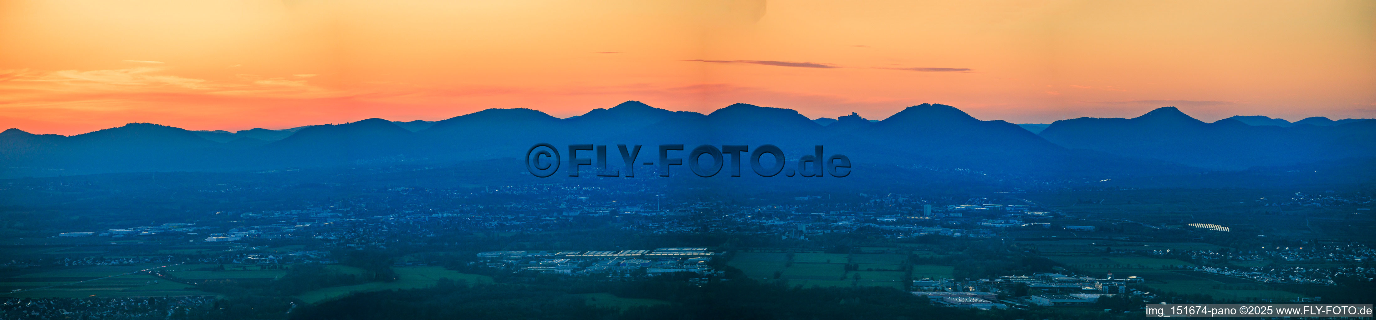 Vue aérienne de Lisière de la forêt palatine, de Klingenmünster à Albersweiler, sous la lumière du soir à Ilbesheim bei Landau dans le département Rhénanie-Palatinat, Allemagne