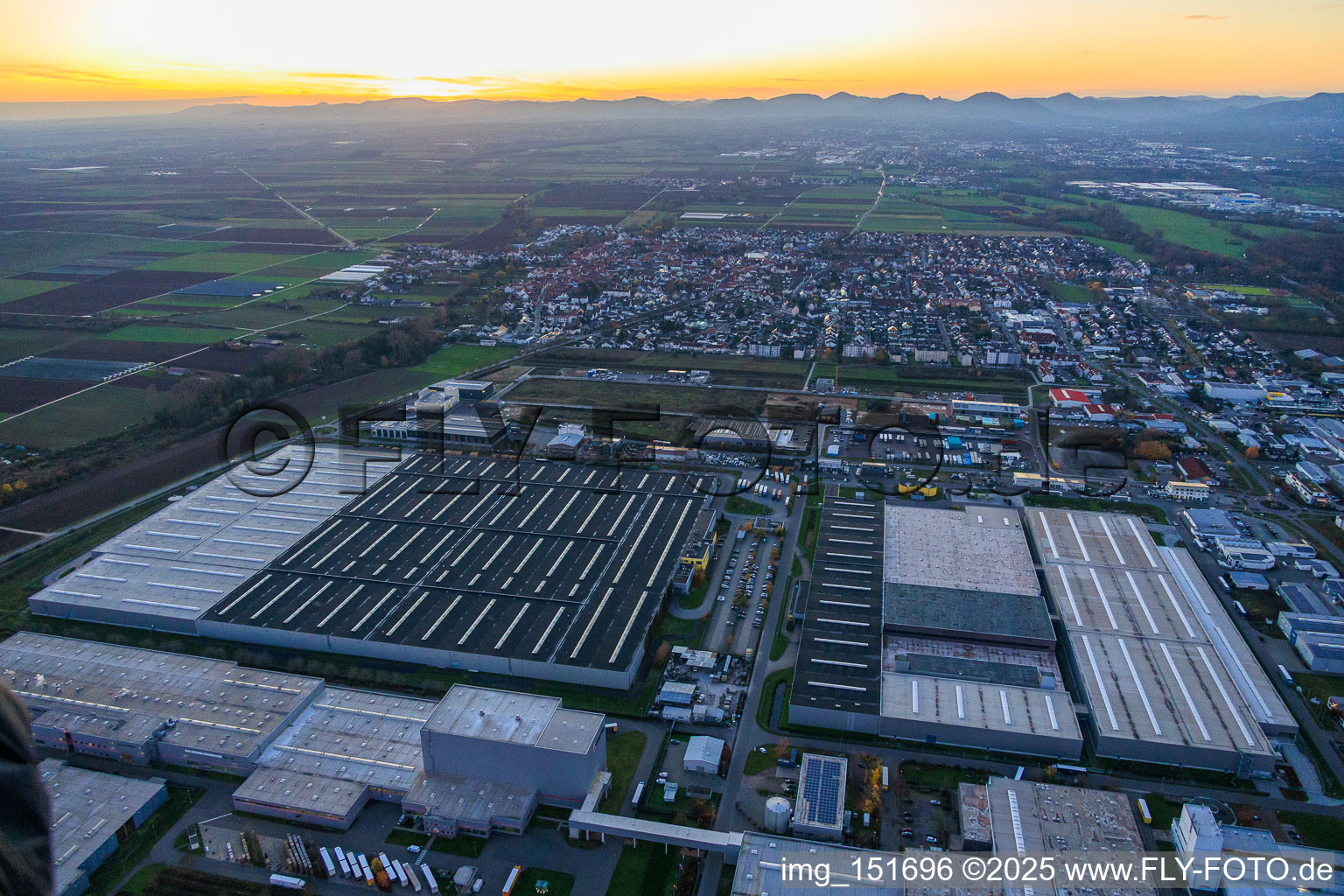 Vue aérienne de De l'est à Offenbach an der Queich dans le département Rhénanie-Palatinat, Allemagne