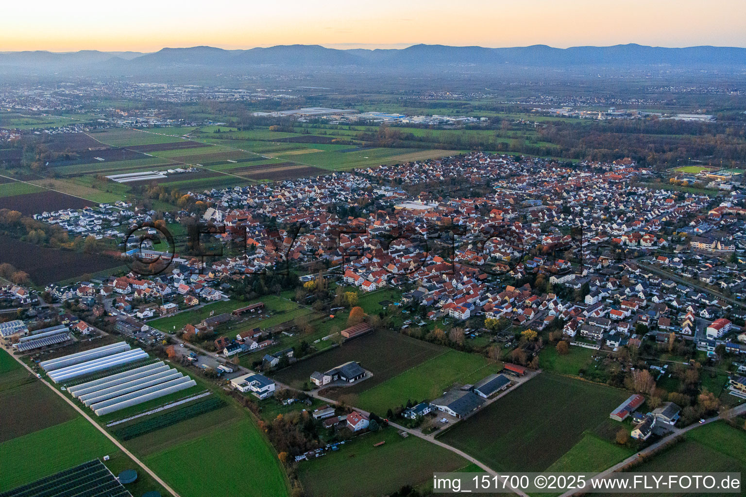 Vue aérienne de Du sud-est à Offenbach an der Queich dans le département Rhénanie-Palatinat, Allemagne