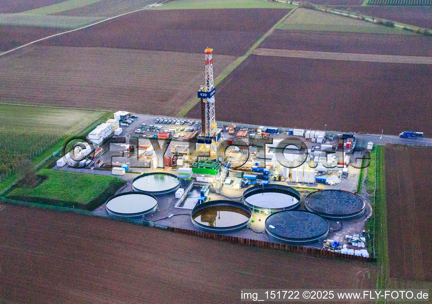 Le site de forage profond V20 de Vulcan Energy à Schleidberg, baigné par la lumière du soir, pour l'extraction d'énergie géothermique et de lithium. à Insheim dans le département Rhénanie-Palatinat, Allemagne hors des airs