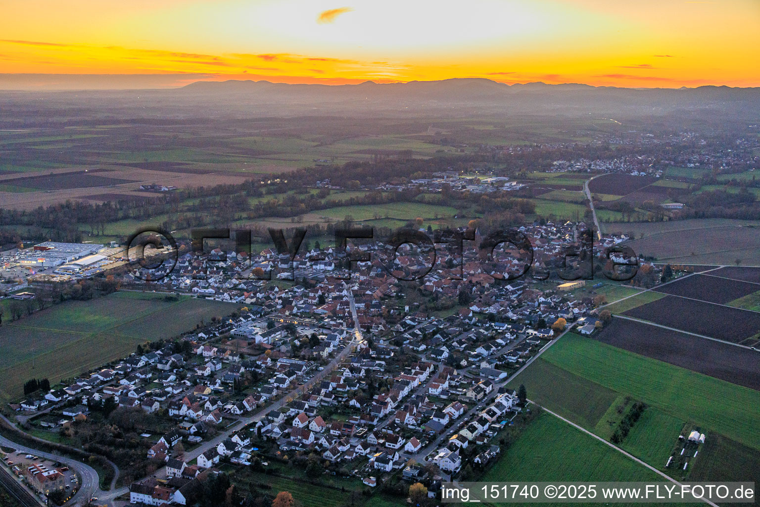 Vue aérienne de Bahnhofstrasse en soirée à Rohrbach dans le département Rhénanie-Palatinat, Allemagne