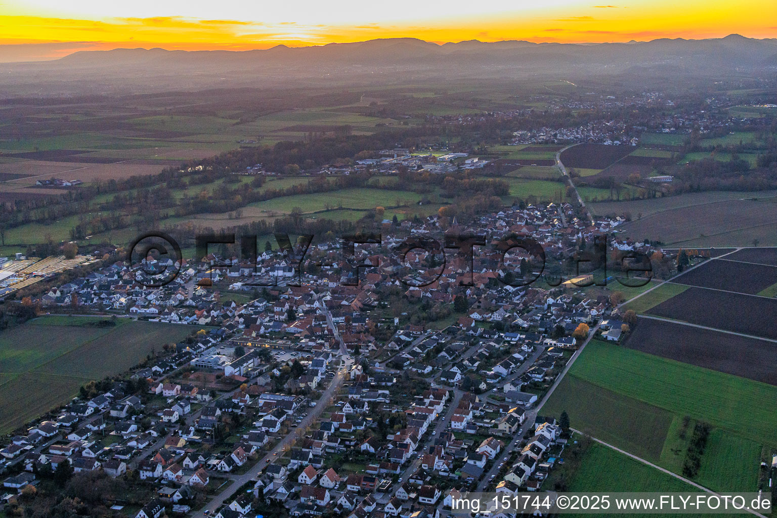 Vue aérienne de Bahnhofstrasse en soirée à Rohrbach dans le département Rhénanie-Palatinat, Allemagne