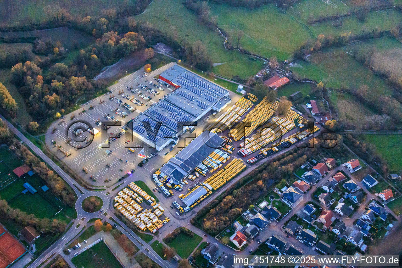 Vue aérienne de Centre Südpfalz en soirée à Rohrbach dans le département Rhénanie-Palatinat, Allemagne