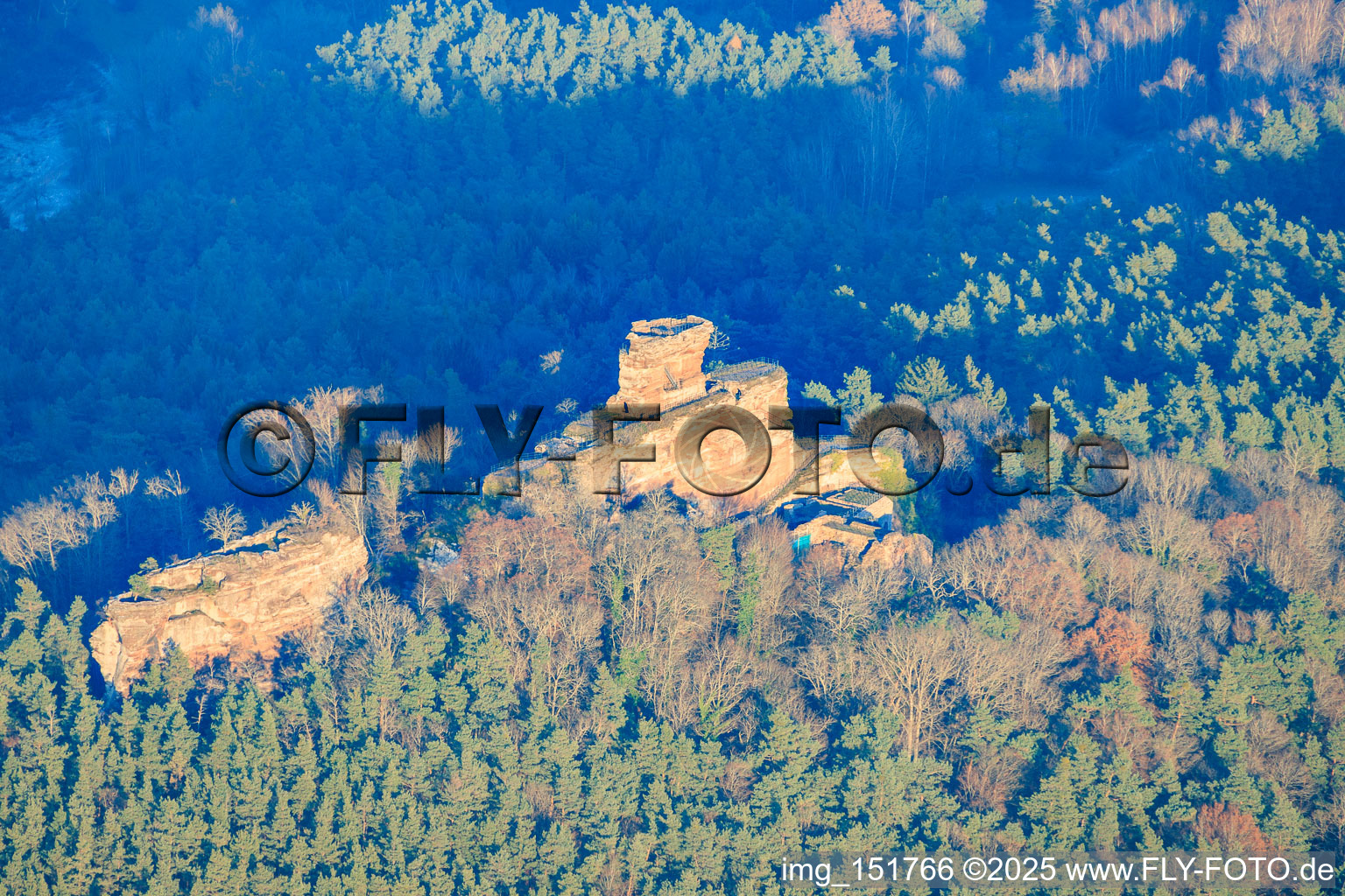 Vue aérienne de Les ruines du château de Drachenfels sous la lumière du soir à Busenberg dans le département Rhénanie-Palatinat, Allemagne