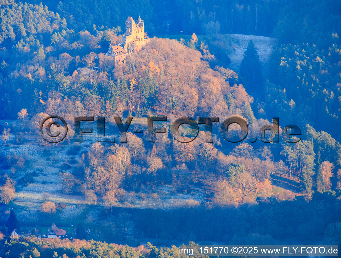 Vue aérienne de Le château de Berwartstein sous la lumière du soir à Erlenbach bei Dahn dans le département Rhénanie-Palatinat, Allemagne