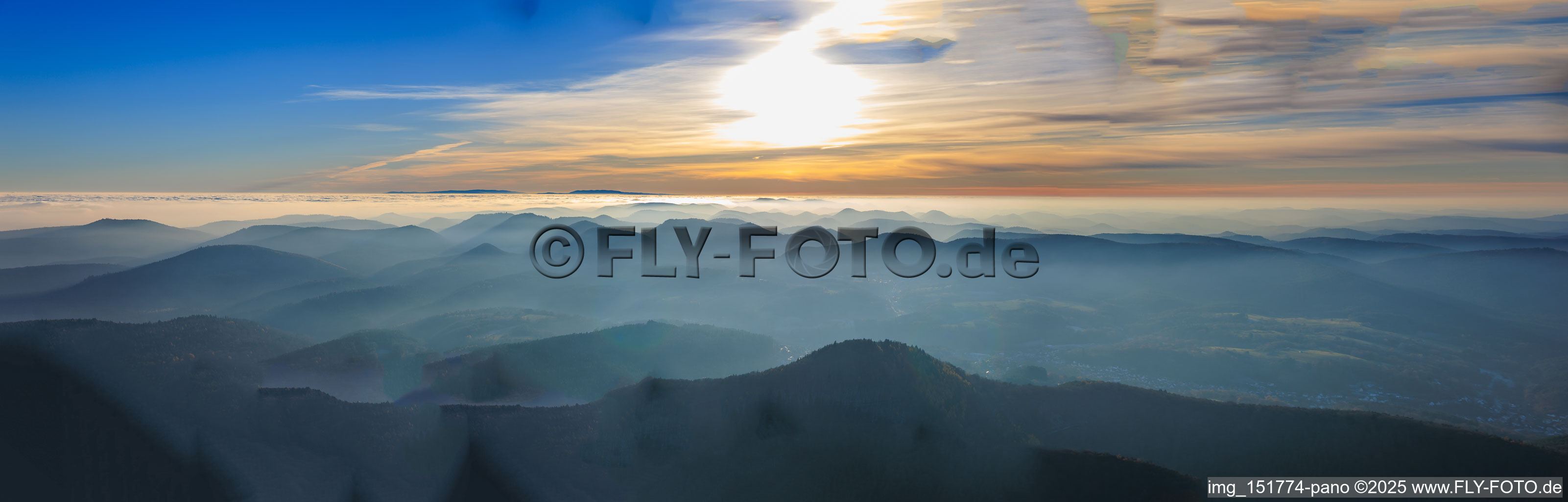 Vue aérienne de Panorama de la forêt du Palatinat et des Vosges septentrionales dans la brume du soir à Nothweiler dans le département Rhénanie-Palatinat, Allemagne