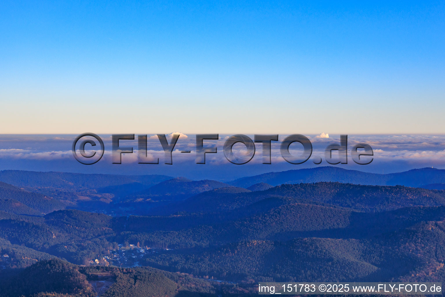 Vue aérienne de De l'ouest en soirée à le quartier Lauterschwan in Erlenbach bei Dahn dans le département Rhénanie-Palatinat, Allemagne