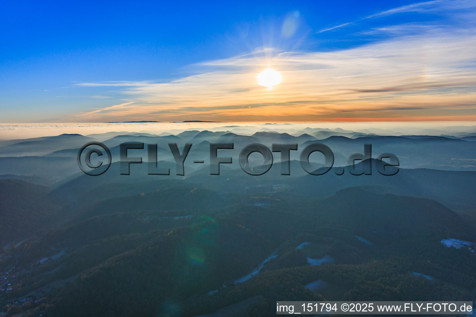 Vue aérienne de Vue sur la Forêt-Noire par-delà la plaine du Rhin, dans les nuages à Erlenbach bei Dahn dans le département Rhénanie-Palatinat, Allemagne