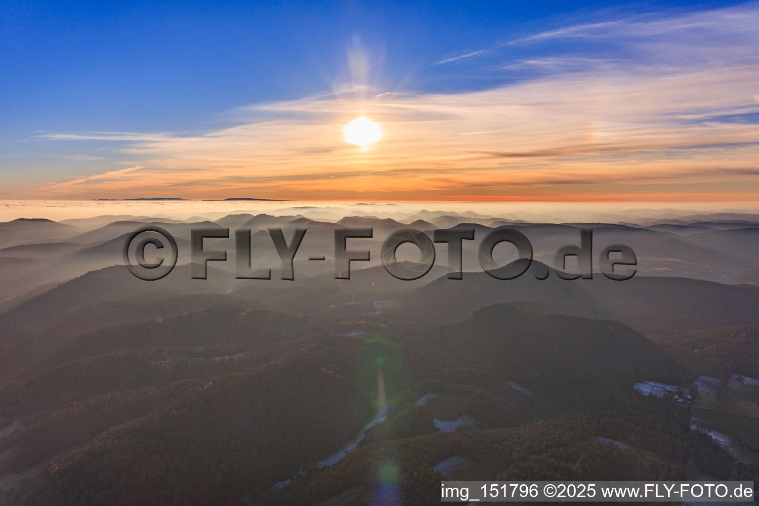 Vue aérienne de Vue sur la Forêt-Noire par-delà la forêt du Palatinat et la plaine du Rhin dans les nuages à Bobenthal dans le département Rhénanie-Palatinat, Allemagne