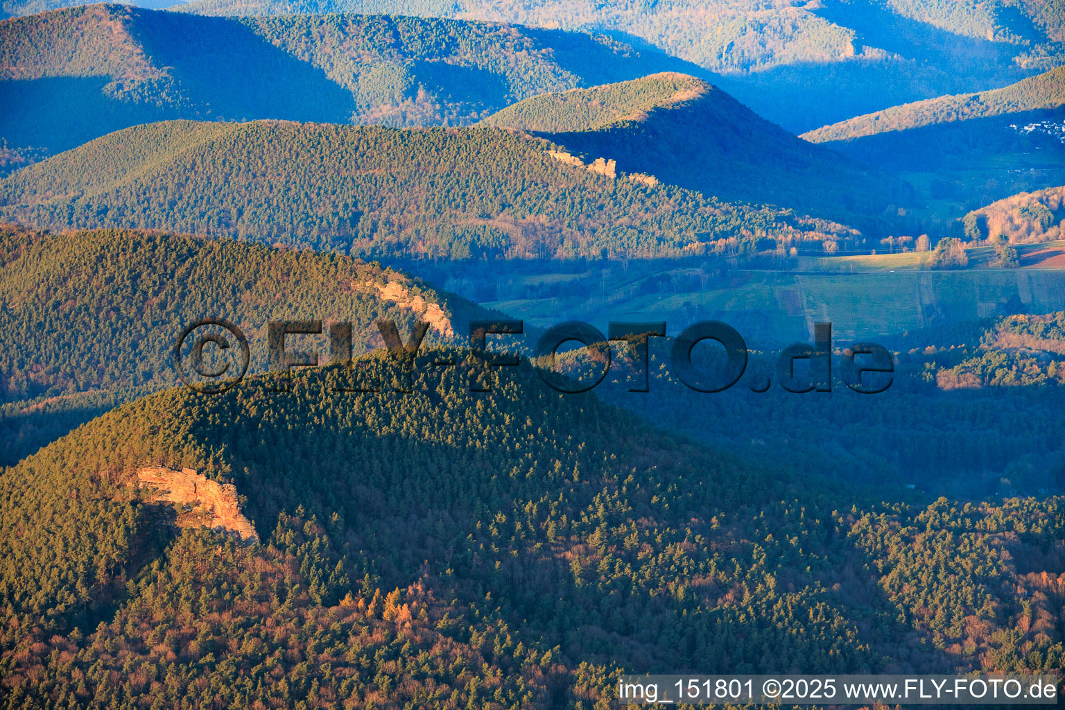 Vue aérienne de Rochers d'escalade en grès de Kieungerfels, Rötzenfels et Dimbergpfeiler dans la forêt du Palatinat à le quartier Gossersweiler in Gossersweiler-Stein dans le département Rhénanie-Palatinat, Allemagne