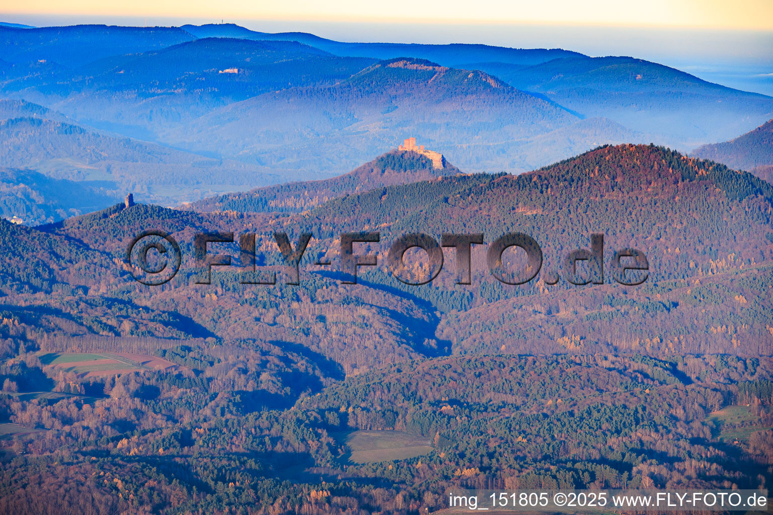 Vue aérienne de La tour de Rehberg et le château de Trifels à Annweiler am Trifels dans le département Rhénanie-Palatinat, Allemagne